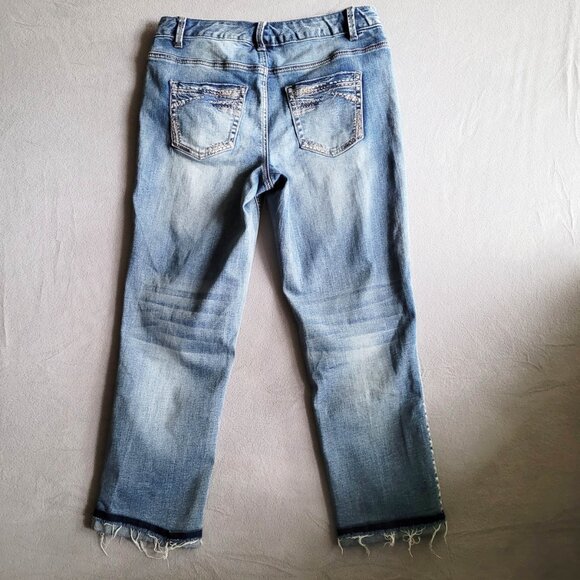 Maurices Jeans Womens Size 7/8 Light Blue Distressed Ripped Ankle Jeans Raw Hems - Picture 9 of 9